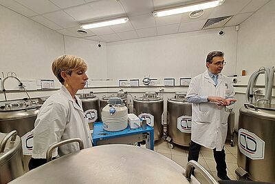 soignants au laboratoire du CECOS